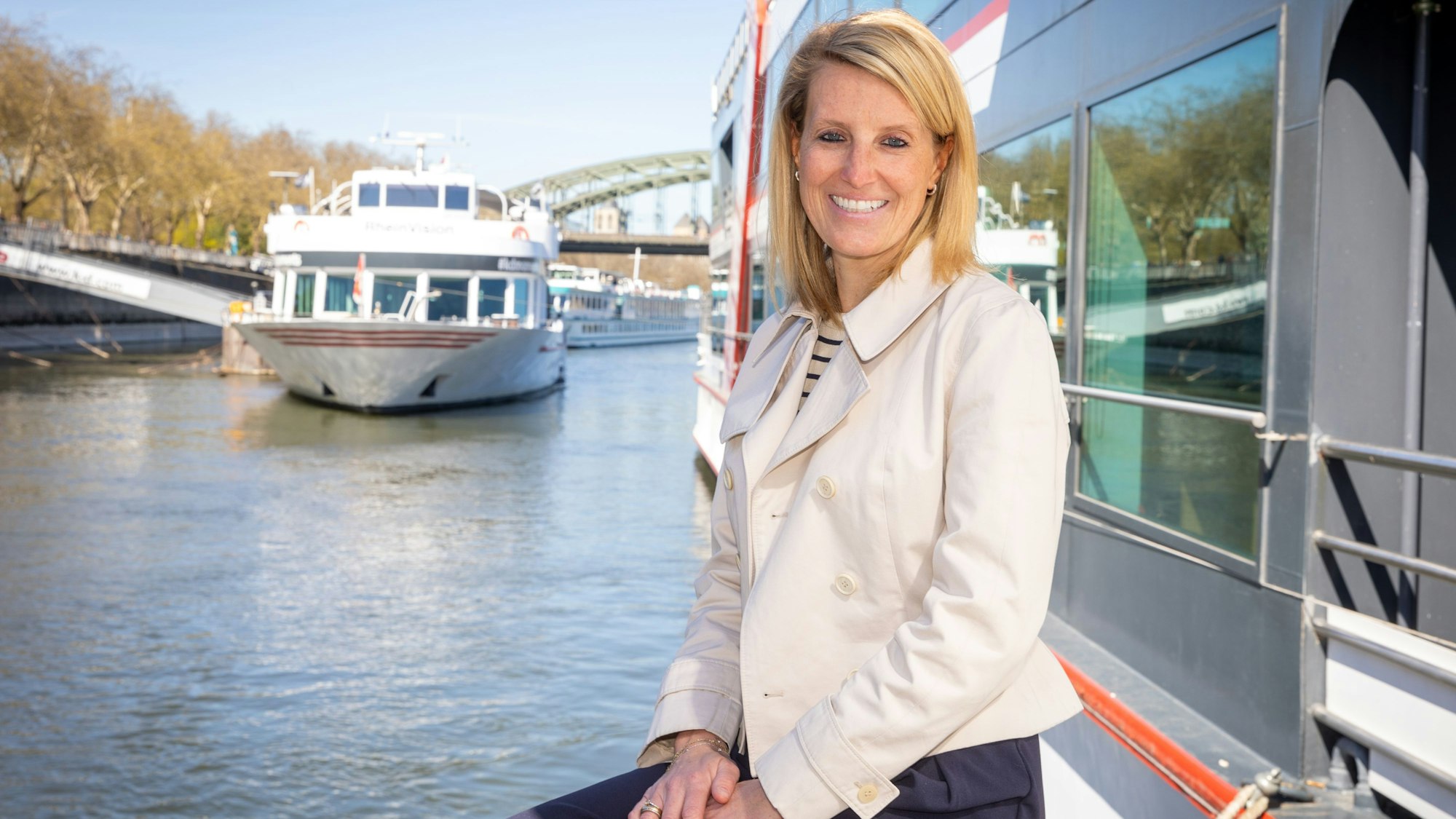 07.04.2025
Köln:
Interview mit Nina Luig, Chefin der Reederei KölnDüsseldorfer. Wir fotografieren sie auf einem Schiff.
Foto: Martina Goyert