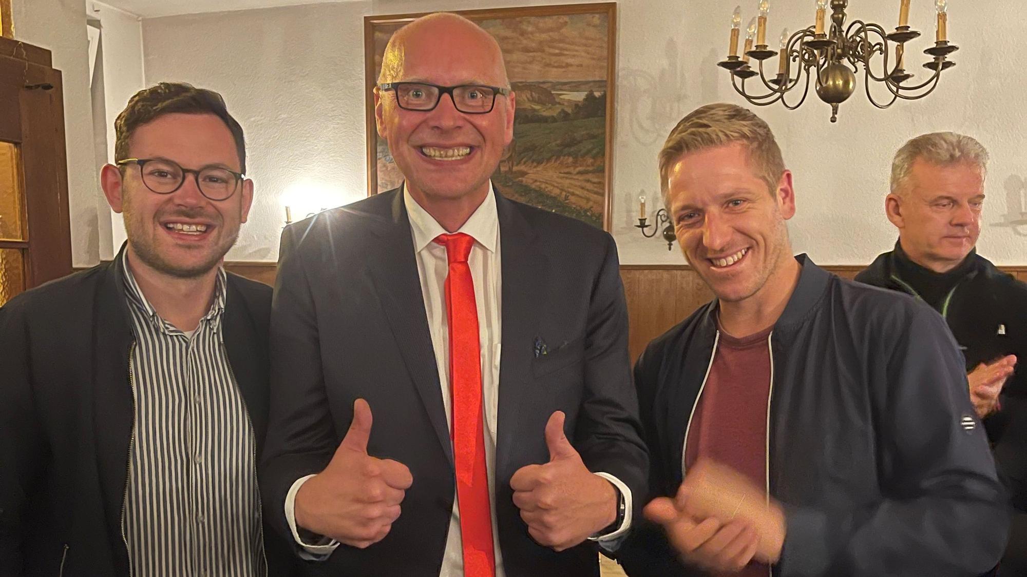 Drei erfolgreiche SPD-Kandidaten lachen in die Kamera: links steht Emmanuel Kunz, der Bürgermeister in Kall wird, in der Mitte der künftige Bad Münstereifeler Bürgermeister Sebastian Glatzel und rechts Landrat Markus Ramers.