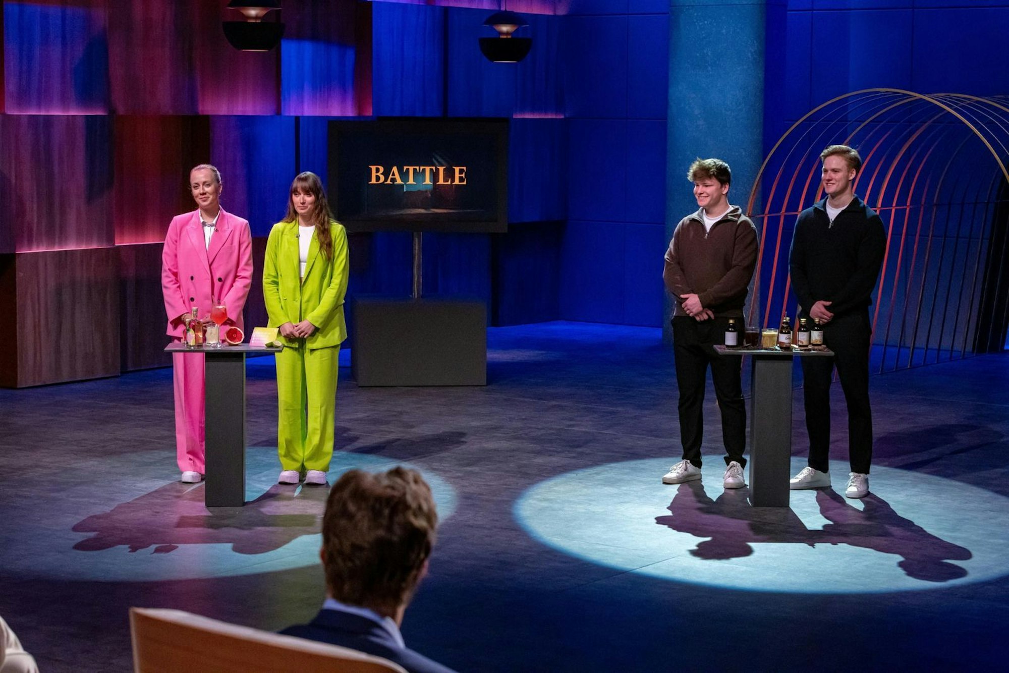 Spannender Auftakt: Los ging's mit einem Battle-Pitch, bei der zwei Teams antraten, die Getränke-Ieen entwickelt hatten. (Bild: RTL / Bernd-Michael Maurer)