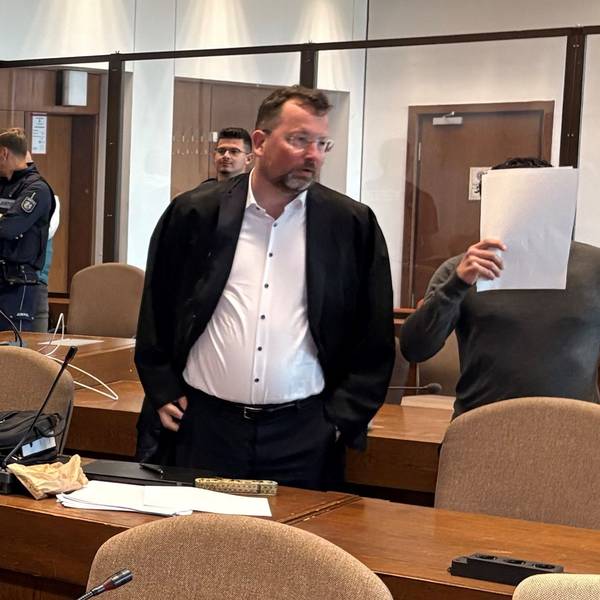 Der 22-jährige Angeklagte mit seinem Verteidiger Philipp Thiée beim Prozessauftakt im Kölner Landgericht