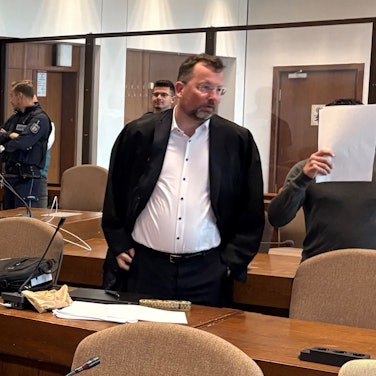 Der 22-jährige Angeklagte mit seinem Verteidiger Philipp Thiée beim Prozessauftakt im Kölner Landgericht