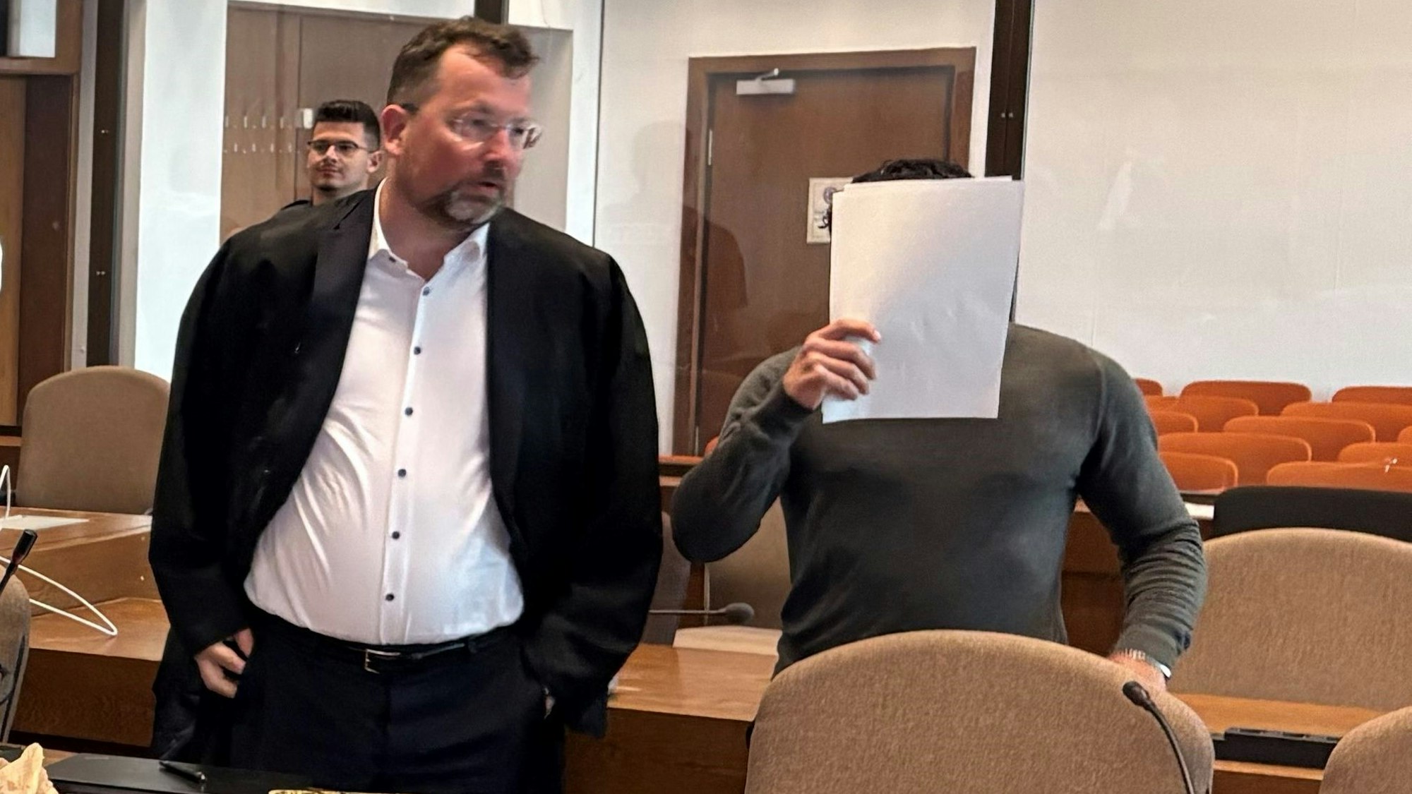 Der 22-jährige Angeklagte mit seinem Verteidiger Philipp Thiée beim Prozessauftakt im Kölner Landgericht