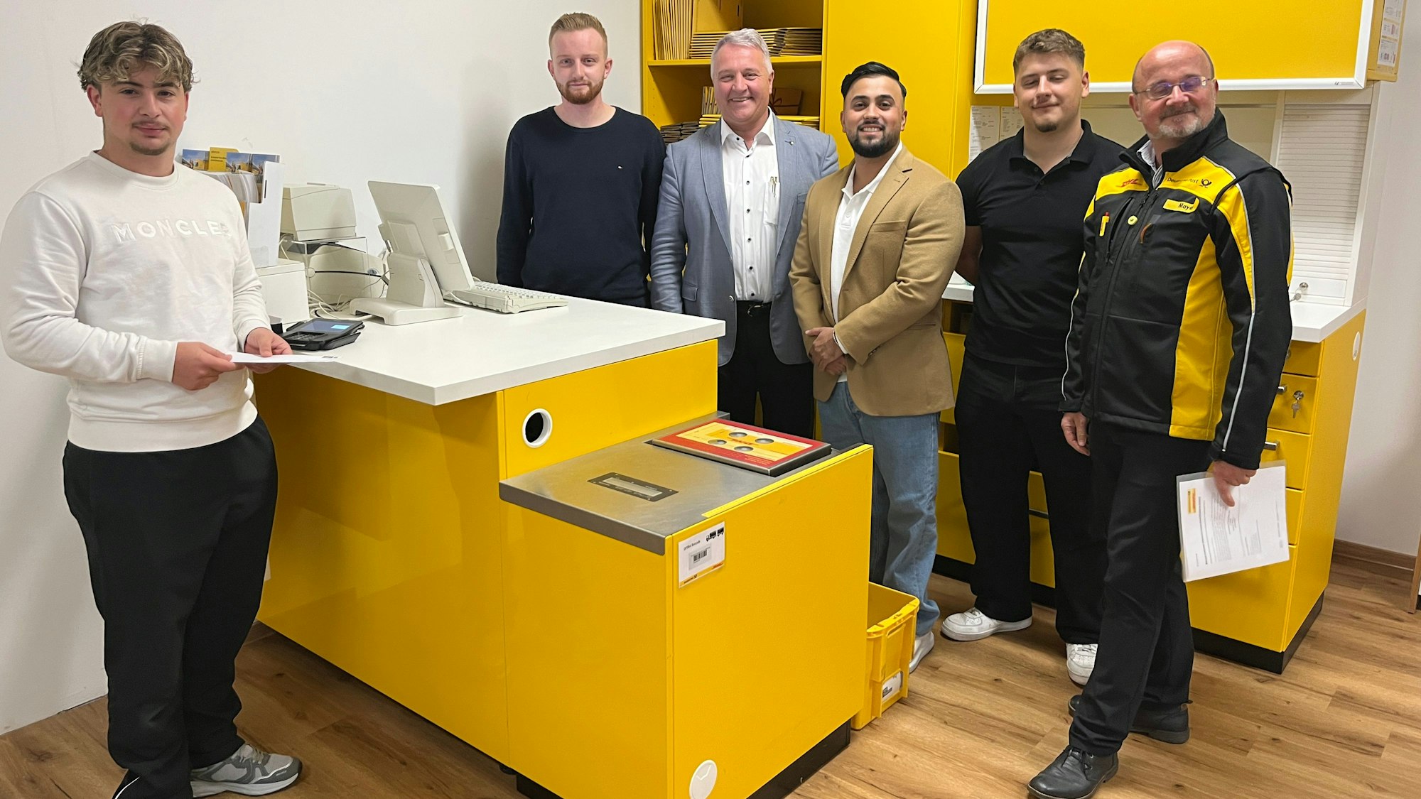 An der Asbacher Straße in Eitorf ist in dem Geschäft Mobile Plus eine neue Postfiliale eröffnet worden. Auch Bürgermeister Rainer Viehof (3.v.l.) war bei der Eröffnung dabei.