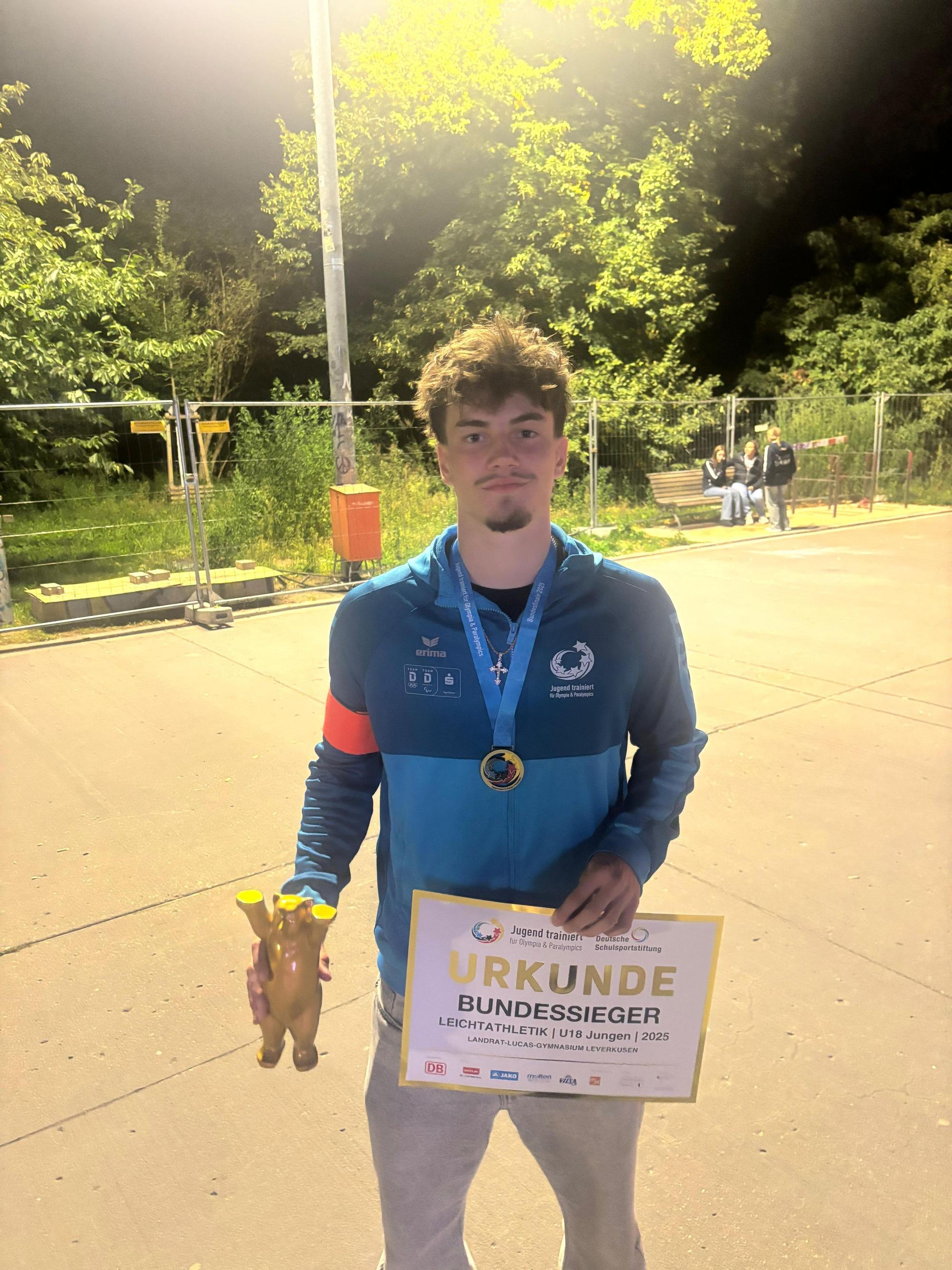 Kapitän Gianluca Wessendorf mit Urkunde und Pokal