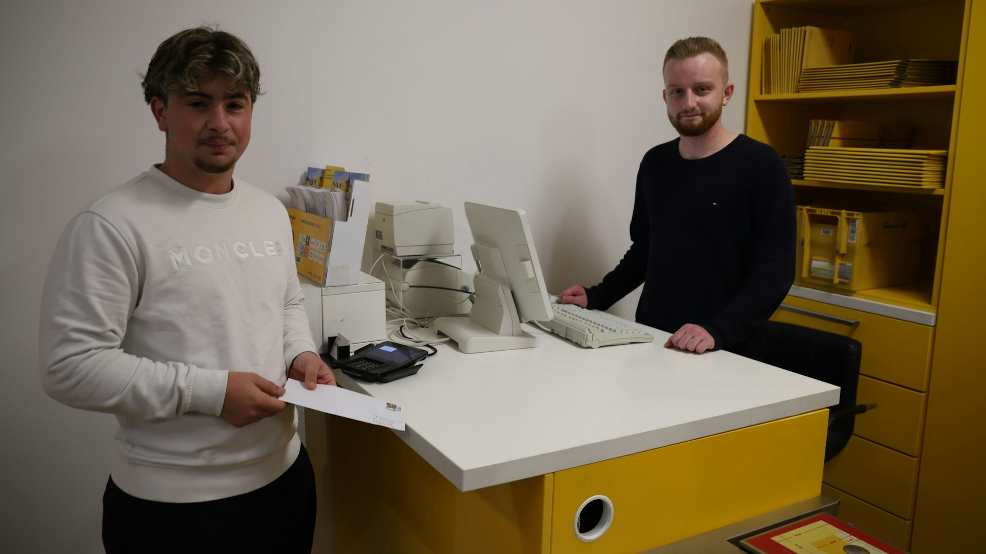 An der Asbacher Straße in Eitorf ist in dem Geschäft Mobile Plus eine neue Postfiliale eröffnet worden. Dimitiros Voulkidis war der erste offizielle Kunde. Luis Probst bediente ihn.