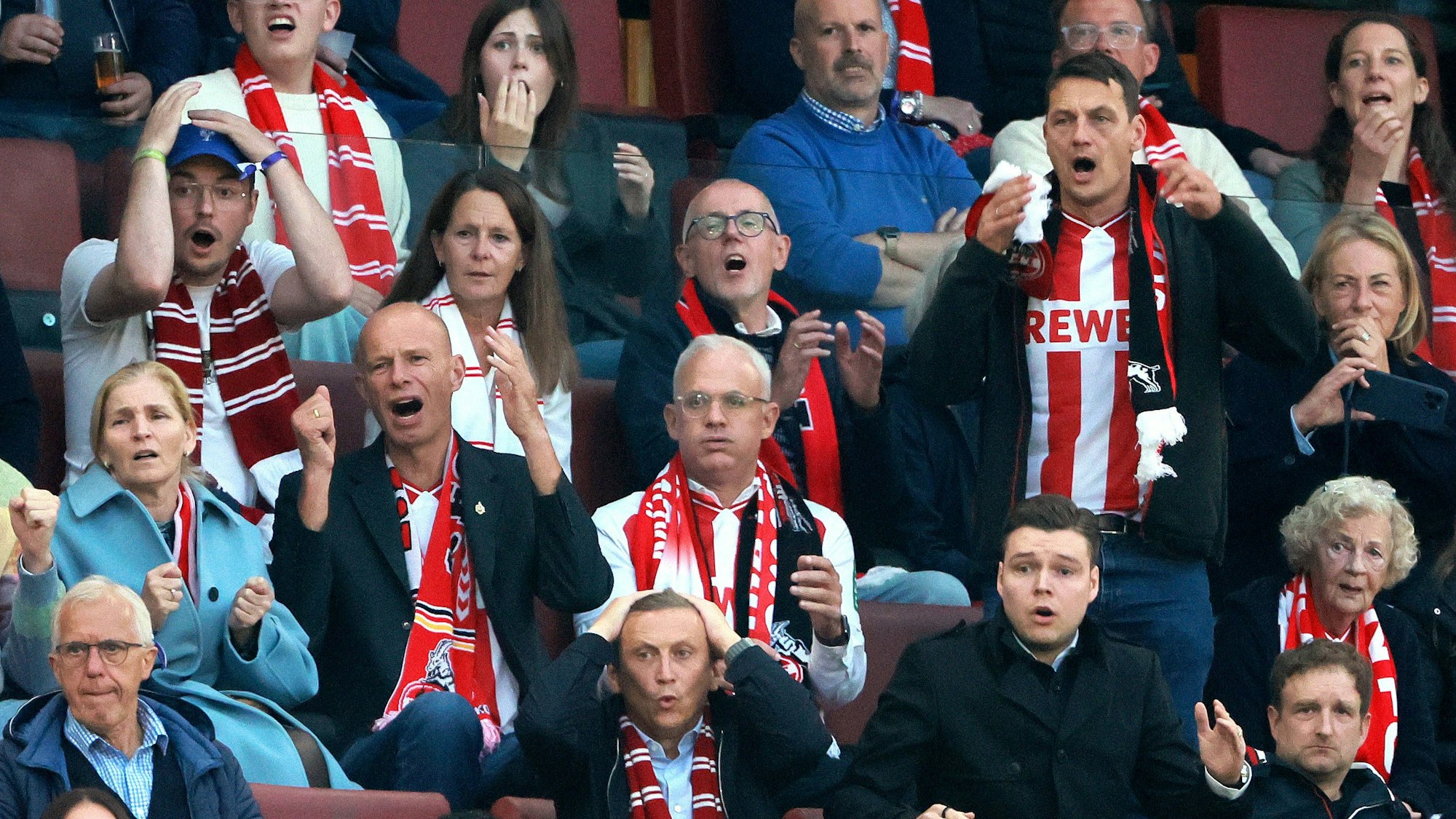 Jörn Stobbe, Jörg Alvermann und Ulf Sobek während des Spiels gegen den VfB Stuttgart.