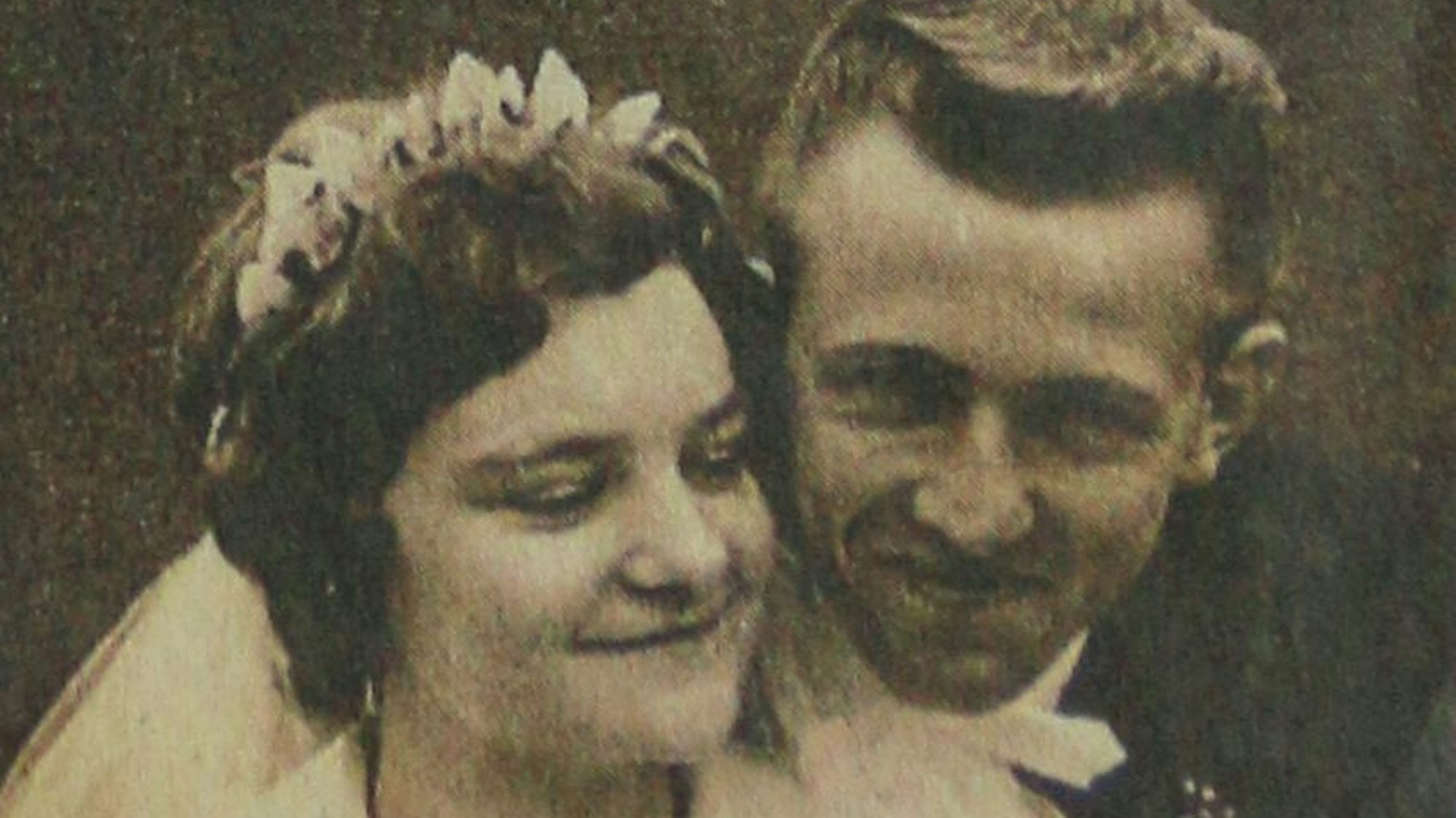 Zu sehen ist die Schwarz-weiß-Aufnahme eines Bartpaares an seinem Hochzeitstag.