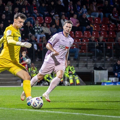 3. Liga: FC Viktoria Köln - VfL Osnabrück, 28.09.2025 Arne Schulz Viktoria Köln, 27 und Robin Meißner VfL Osnabrück, 11 Köln, 28.09.2025, 8. Spieltag der 3. Fußball-Liga, FC Viktoria Köln - VfL Osnabrück im Sportpark Hoehenberg in Köln. Die DFL-Bestimmungen verbieten die Verwendung von Fotografien als Bildsequenzen und / oder Quasi-Videos. *** 3 Liga FC Viktoria Köln VfL Osnabrück, 28 09 2025 Arne Schulz Viktoria Köln, 27 and Robin Meißner VfL Osnabrück, 11 Cologne, 28 09 2025, Matchday 8 of the 3 Football League, FC Viktoria Köln VfL Osnabrück at Sportpark Hoehenberg in Cologne The DFL regulations prohibit the use of photographs as image sequences and or quasi videos Copyright: xBEAUTIFULxSPORTS/LeahxKohringx