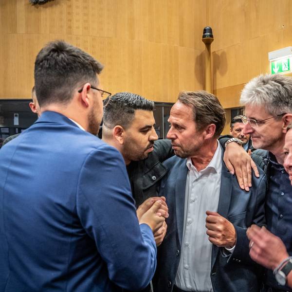 Am Wahlabend: Der schwer getroffene Uwe Richrath wird von Genossen und der Mitstreiterin Heike Bunde getröstet.