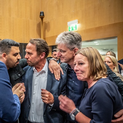 Am Wahlabend: Der schwer getroffene Uwe Richrath wird von Genossen und der Mitstreiterin Heike Bunde getröstet.