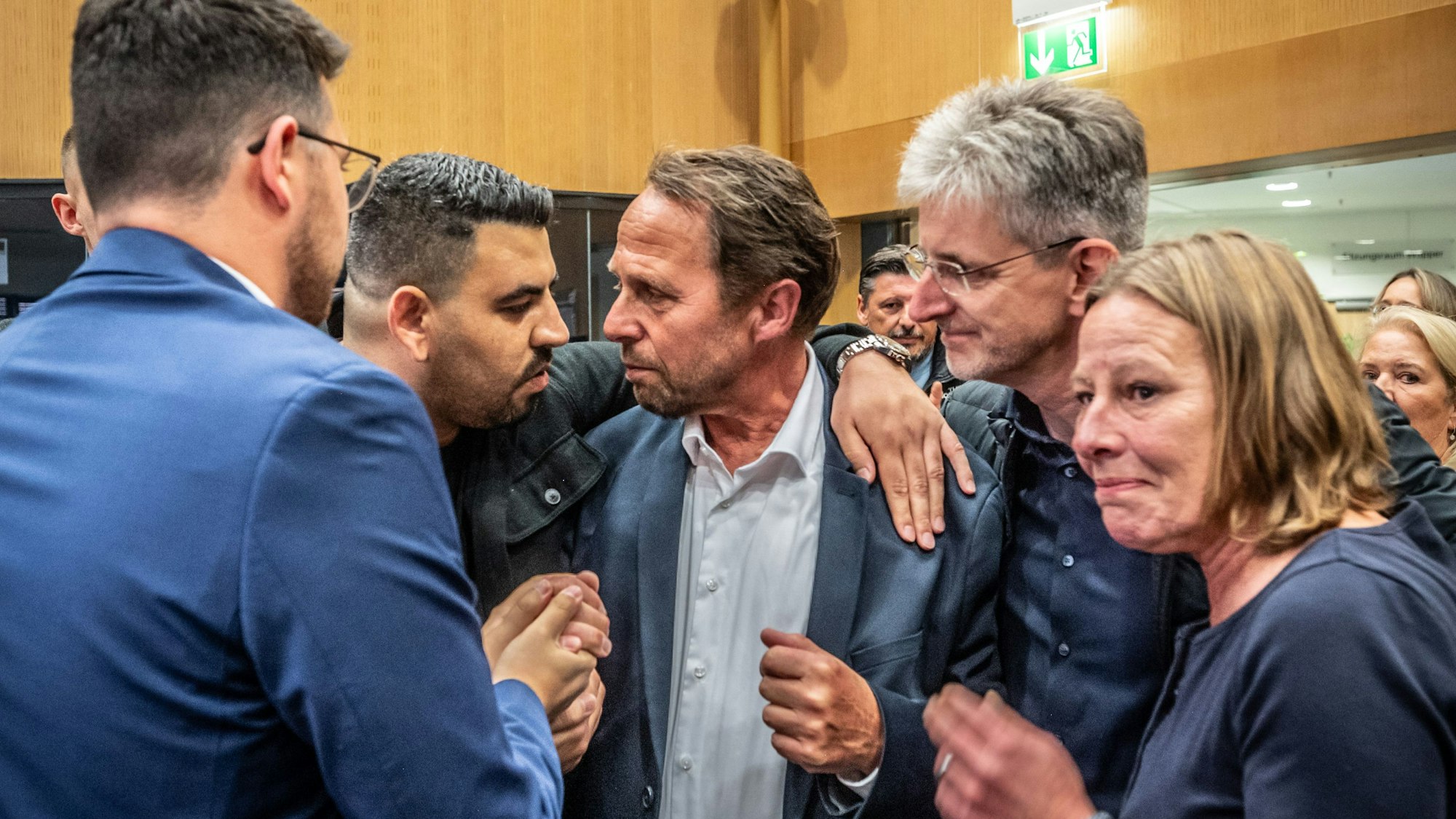 Am Wahlabend: Der schwer getroffene Uwe Richrath wird von Genossen und der Mitstreiterin Heike Bunde getröstet.