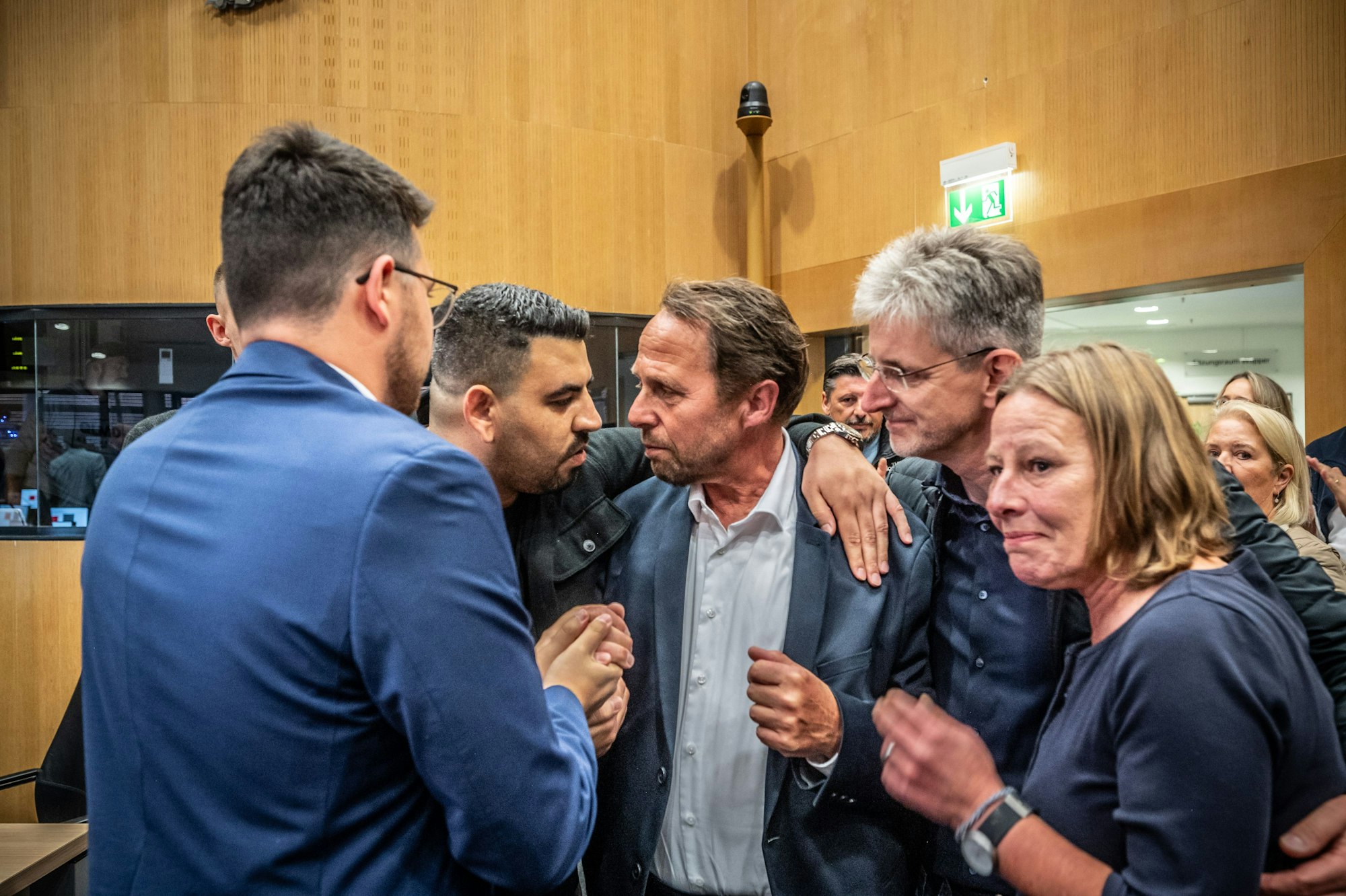 Uwe Richrath wird am Abend der Wahlniederlage von seinen Parteigenossen getröstet.