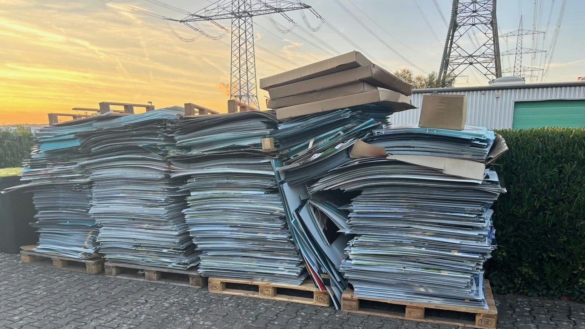 Die Wahlplakate sind zum Teil schon abgehangen und stapeln sich auf dem Hof der CDU-Kreisgeschäftsstelle in Frechen.