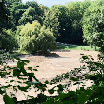 Blick auf einen mit Sand gefüllten Teich