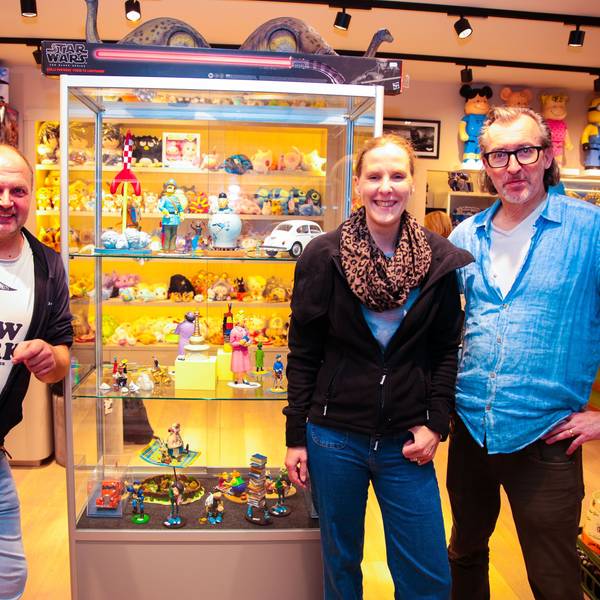 Sammler Marc Kniffka (l.) und Sabrina Aden haben „Toys und Helden“ gegründet, Andreas Köhn leitet den Laden.