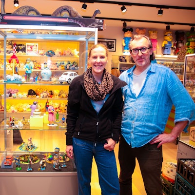 Sammler Marc Kniffka (l.) und Sabrina Aden haben „Toys und Helden“ gegründet, Andreas Köhn leitet den Laden.