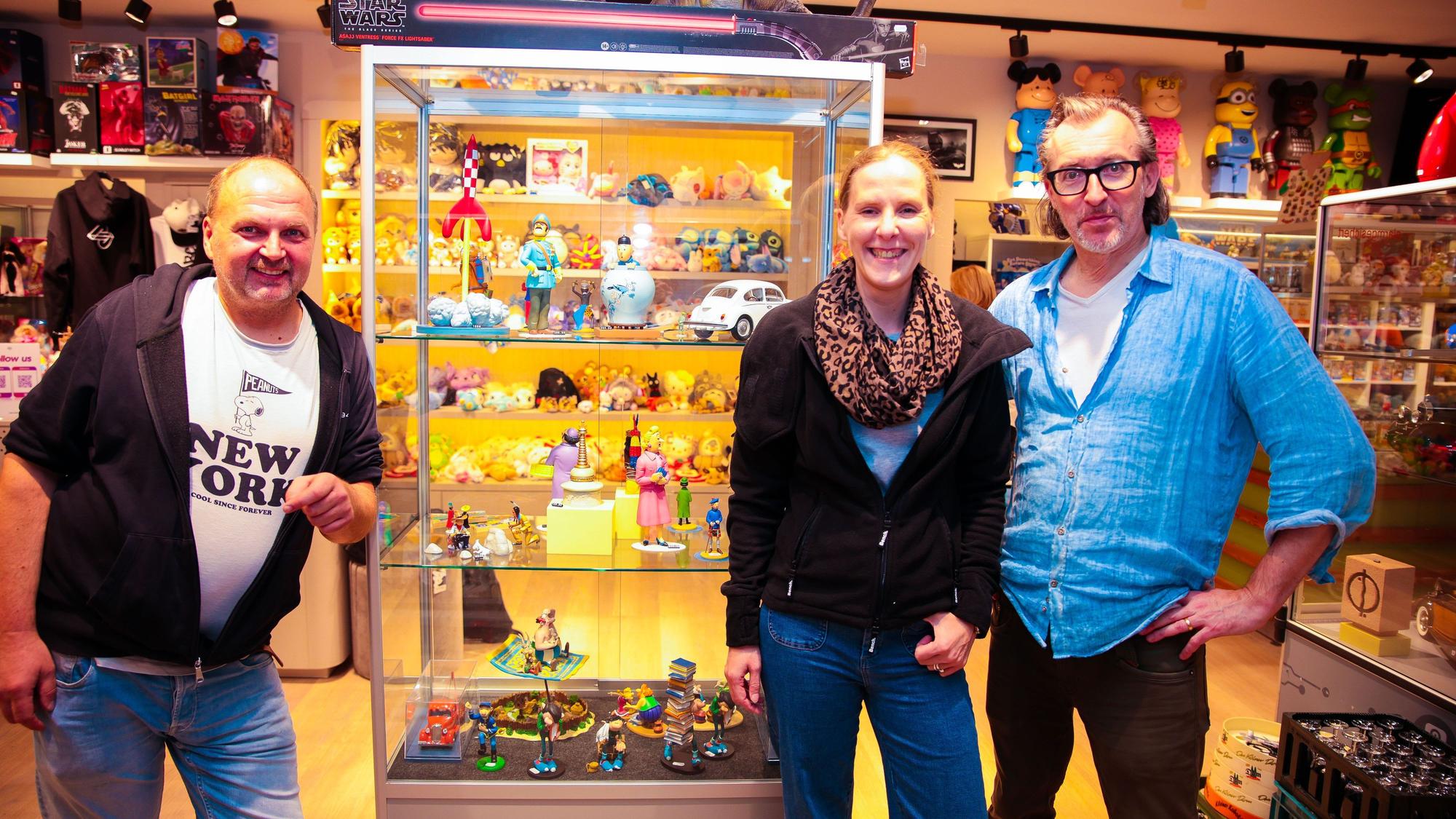 Sammler Marc Kniffka (l.) und Sabrina Aden haben „Toys und Helden“ gegründet, Andreas Köhn leitet den Laden.