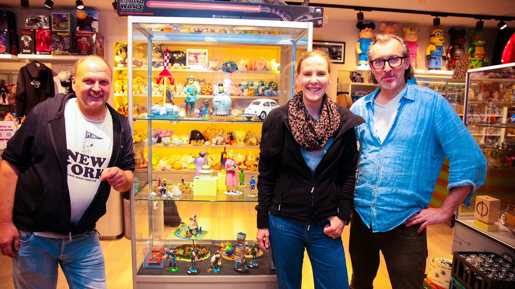 Sammler Marc Kniffka (l.) und Sabrina Aden haben „Toys und Helden“ gegründet, Andreas Köhn leitet den Laden.