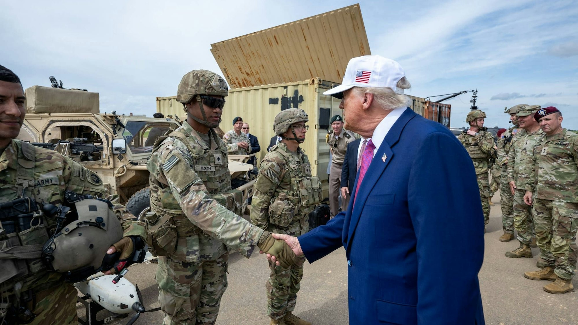 Posiert gerne mit dem Militär: Donald Trump hier bei einem Auftritt auf der Militärbasis Fort Bragg in North Carolina in diesem Juni. /White House