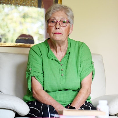 Das Rentensystem ist in der Krise. Karin ist Rentnerin. Sie hat 40 Jahre in der Pflege gearbeitet. Jetzt ist sie altersarm.