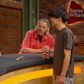 Verkäufer Julian Schmitz-Avila (l.) und Collin Jäger (r.) aus Kerpen bei „Bares für Rares“.