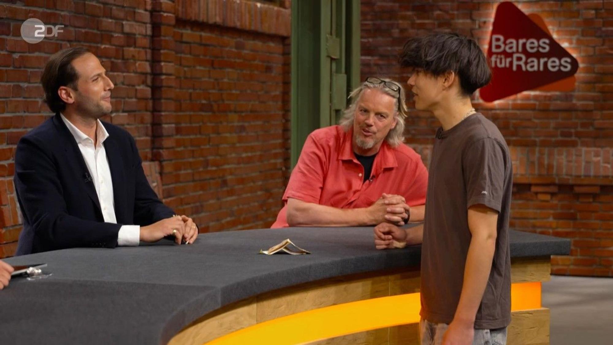 Verkäufer Julian Schmitz-Avila (l.) und Collin Jäger (r.) aus Kerpen bei „Bares für Rares“.