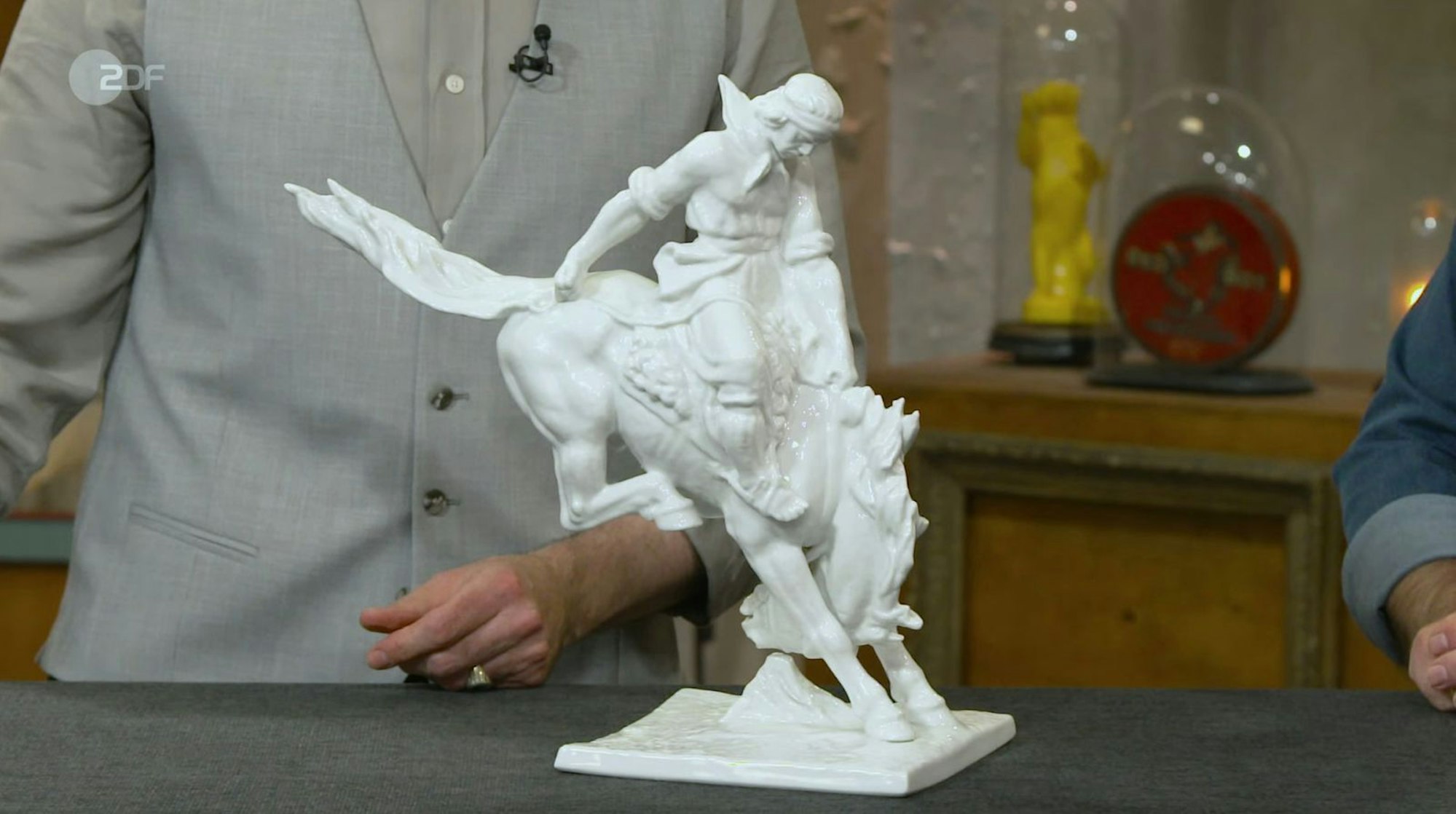 Eine Porzellan-Plastik eines Rodeo-Reitenrs stammte von José Leoncio Belloni. (Bild: ZDF)
