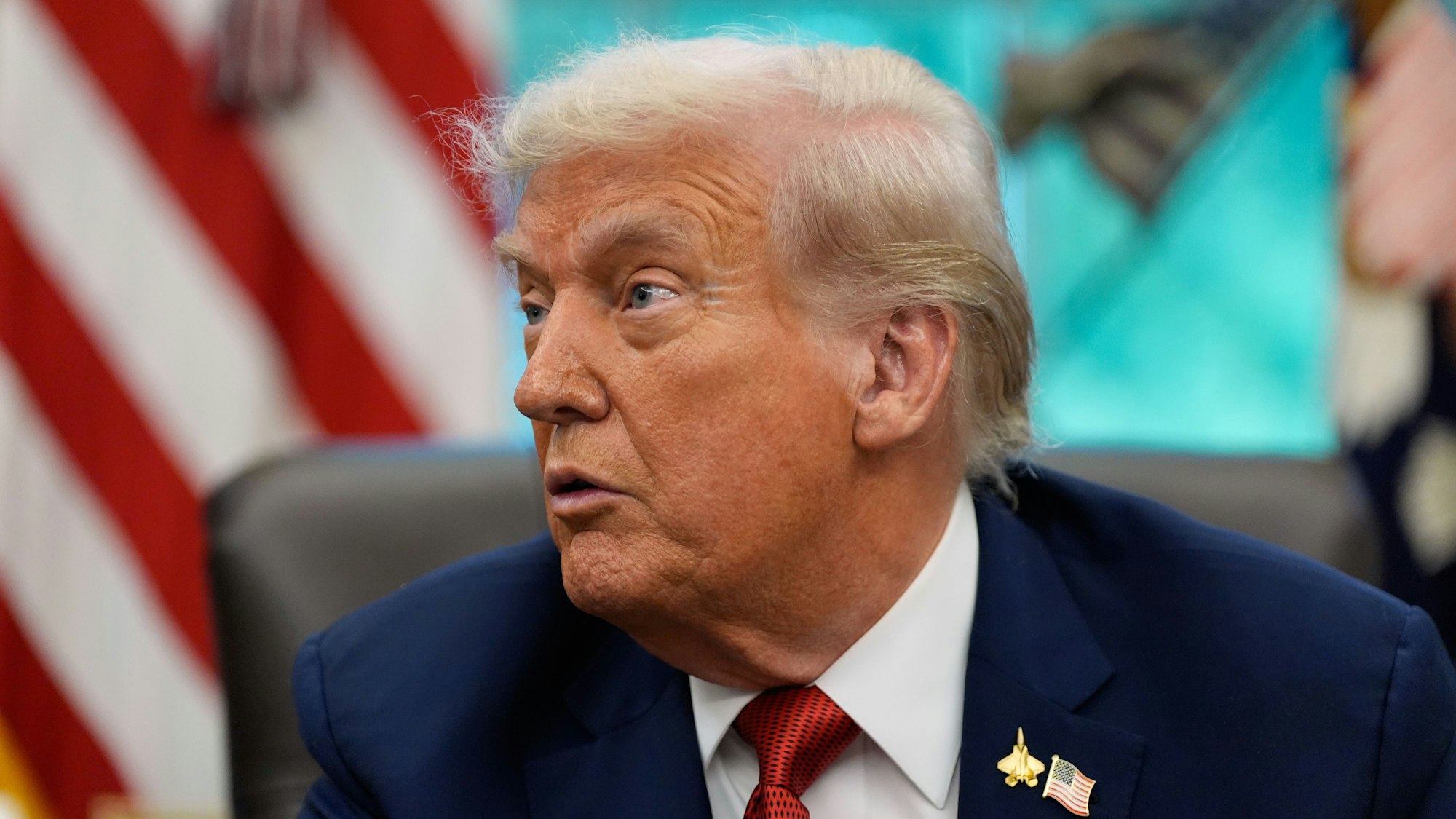 US-Präsident Donald Trump spricht zu Reportern. Ein US-Gericht stoppt Trumps Kürzungen bei Voice of America und mahnt die Einhaltung des gesetzlichen Auftrags an. (Archivbild)