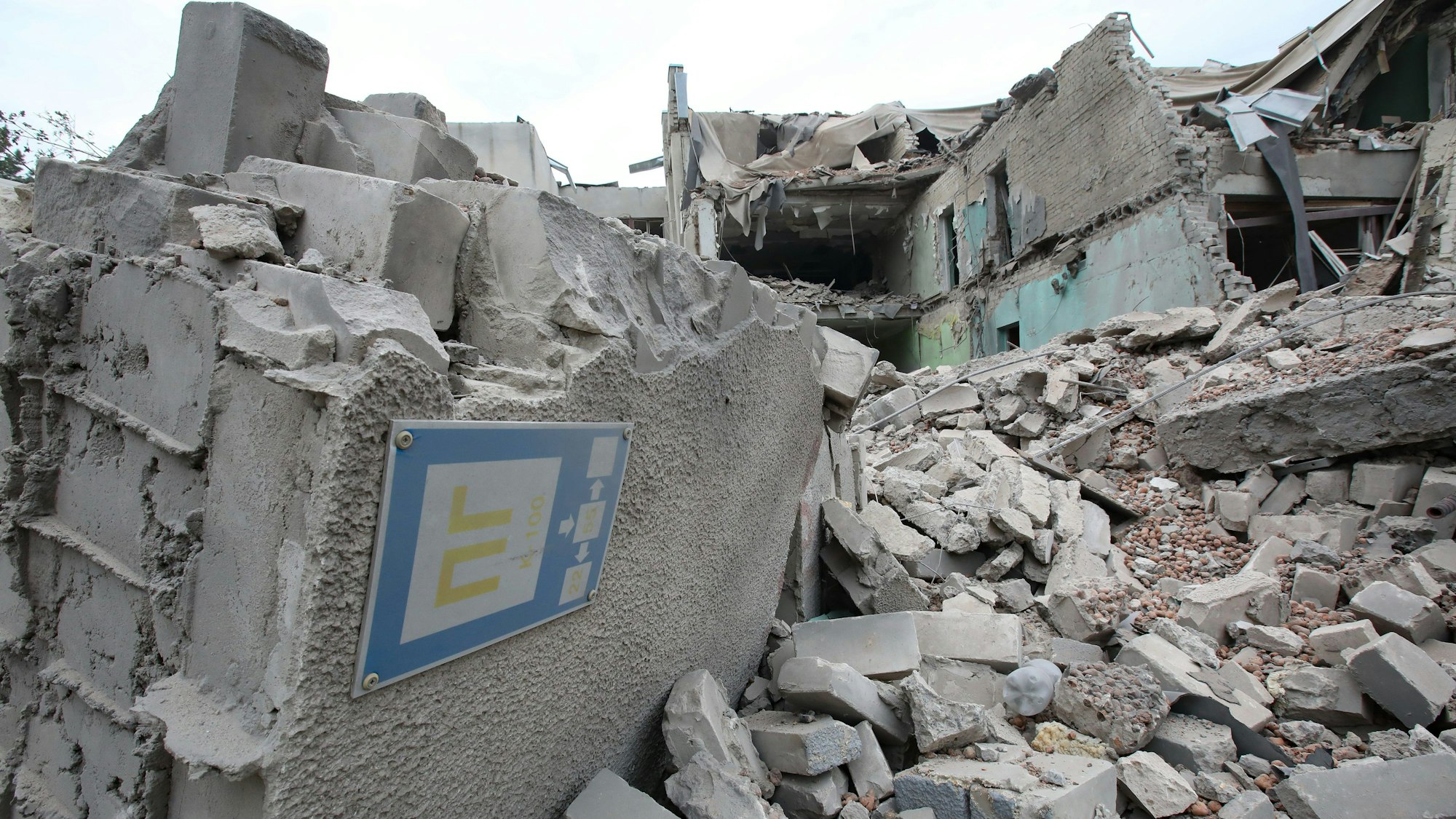 In Trümmern liegt eine Schule nach dem Beschuss russischer Truppen.