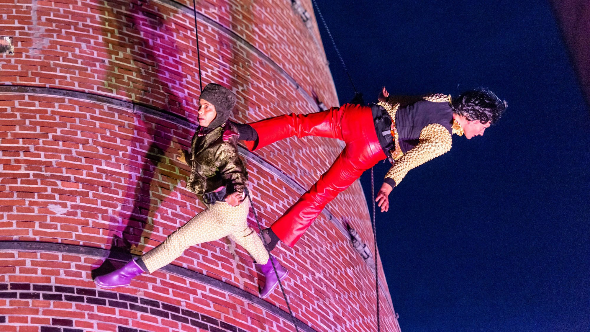 Fassadenkletterer am Schornstein bei der Eröffnung der 19. Kölner Theaternacht im Heizkraftwerk.