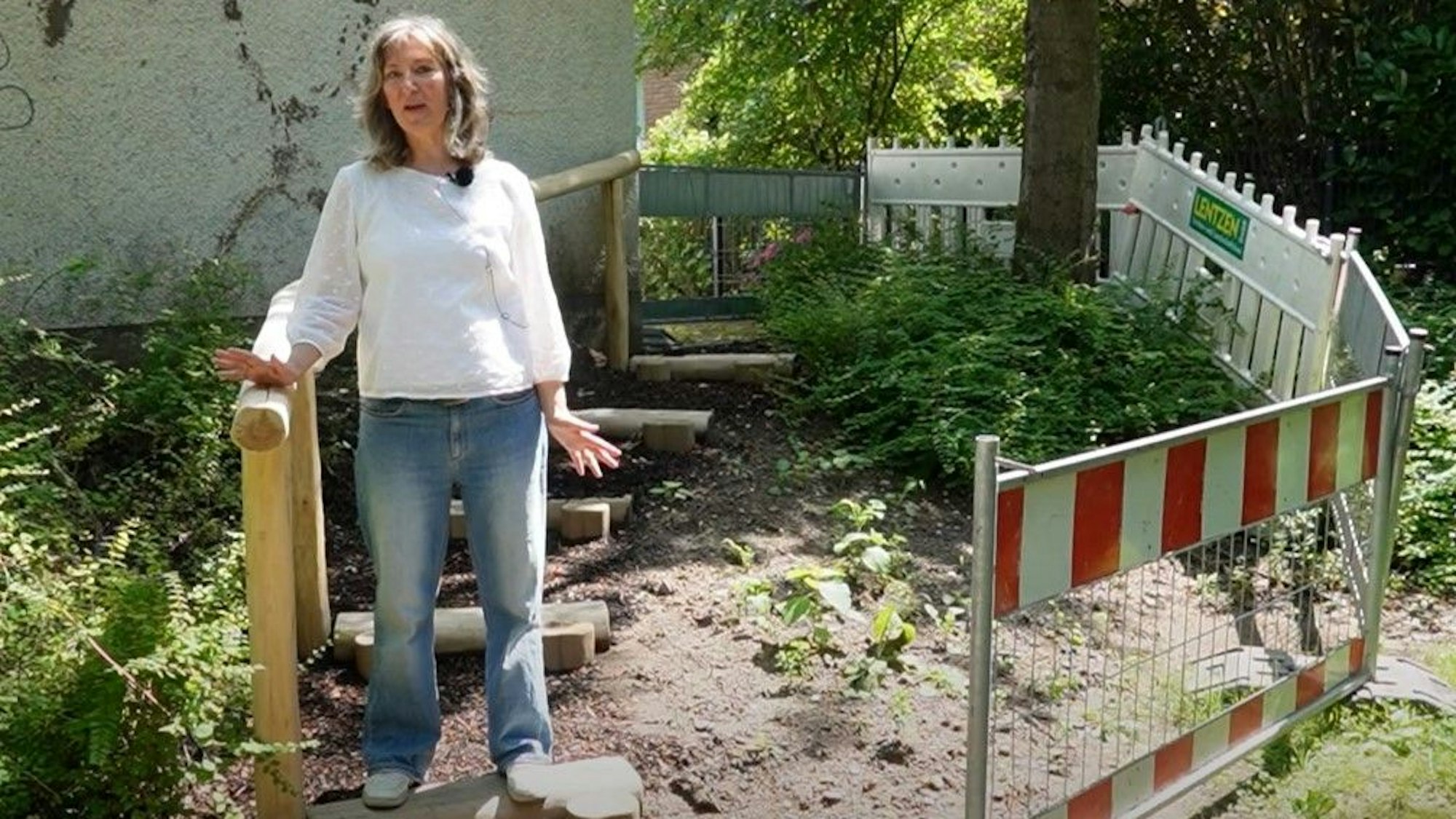 Die Autorin vom Bund der Steuerzahler auf der Knüppelstufenanlage in Bonn-Niederholtorf.