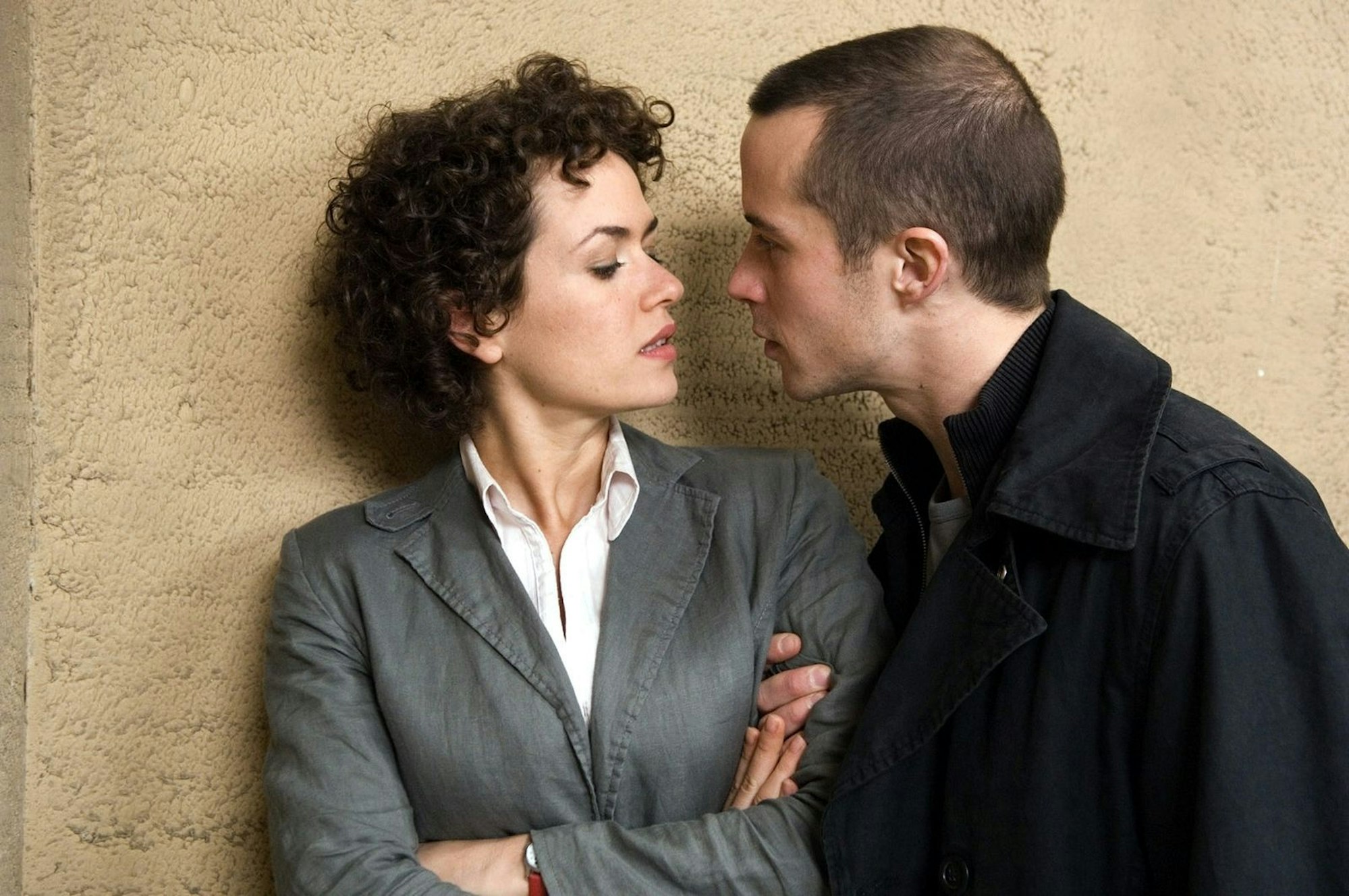 Die ZDF-Serie „KDD - Kriminaldauerdienst“ mit unter anderem Barnaby Metschurat und Melika Foroutan erzählte rau und authentisch vom Stress, Beziehungen und Verbrechen im Berlin der frühen Nullerjahre. Dafür wurde sie von der Kritik gefeiert, doch zu wenige schauten der innovativen Serie zu. Immerhin: drei Staffeln lang hielt das ZDF durch. (Bild: ZDF / Marc Meyerbroeker)