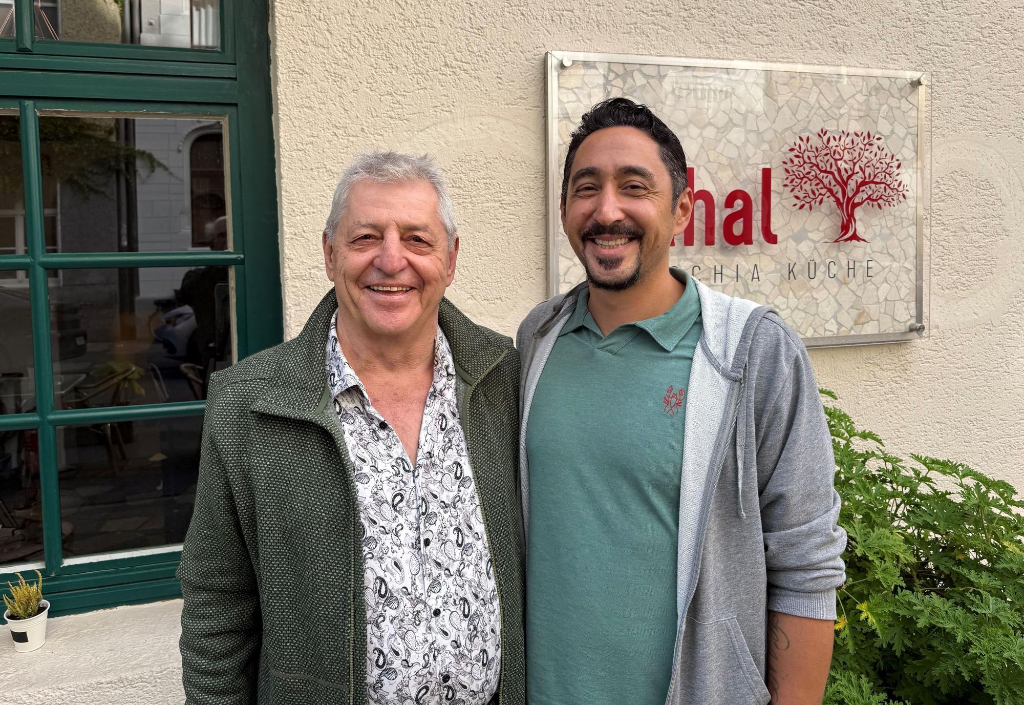 Nedim Hazar und Eko Fresh treffen sich vor dem Lokal „Mahal“, in dem für das Musical „Baha und die wilden 70er“ geprobt wird