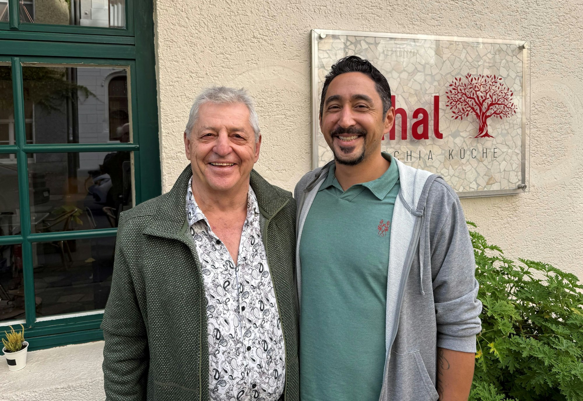 Nedim Hazar und Eko Fresh treffen sich vor dem Lokal „Mahal“, in dem für das Musical „Baha und die wilden 70er“ geprobt wird