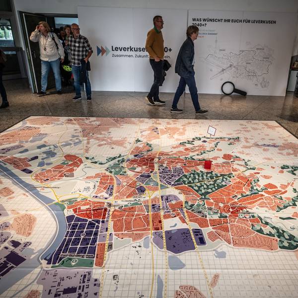 Ein Teppich des Leverkusener Stadtraums wurde bei der Konferenz im Forum ausgelegt.