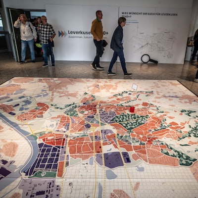 Ein Teppich des Leverkusener Stadtraums wurde bei der Konferenz im Forum ausgelegt.