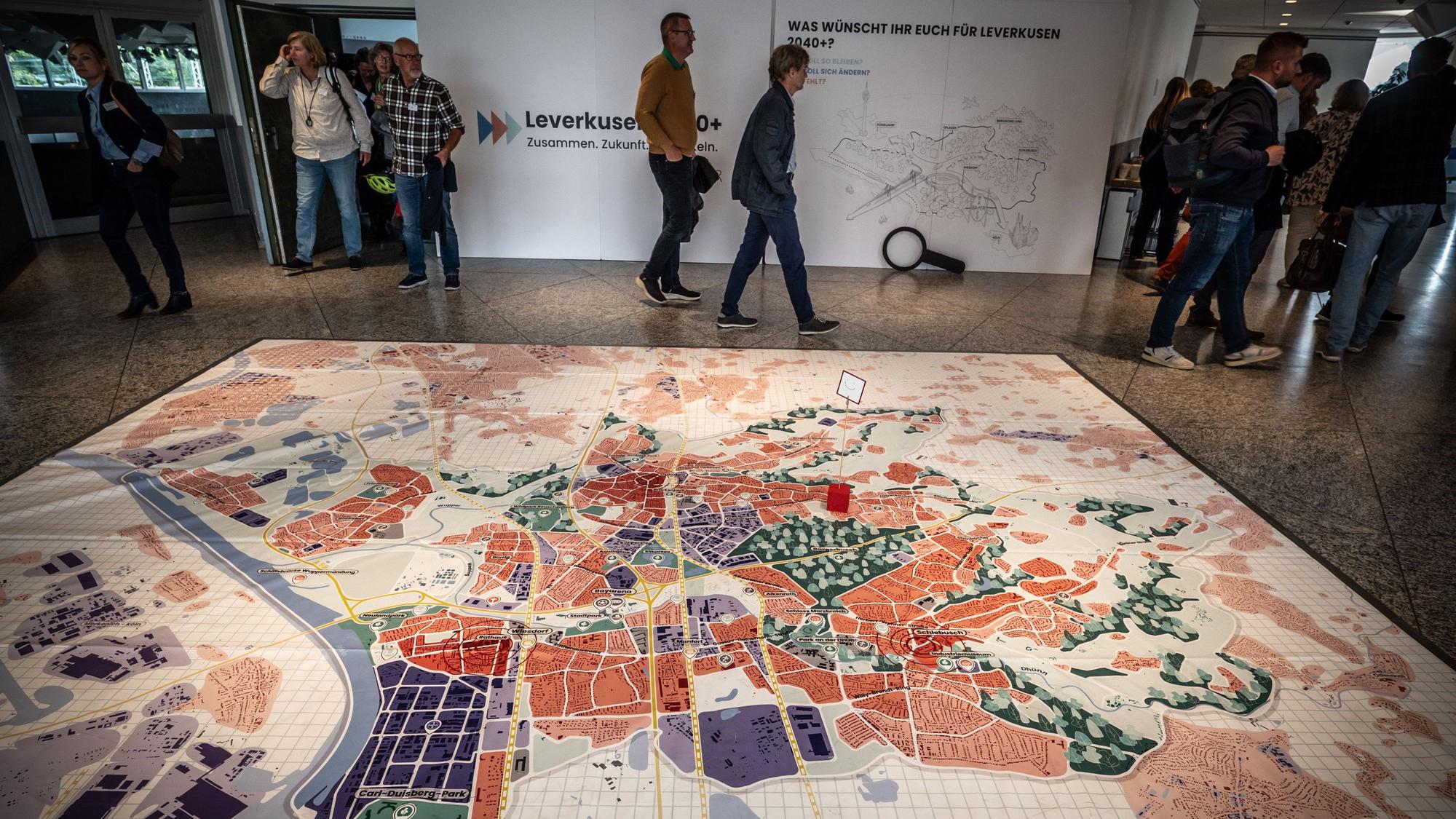 Ein Teppich des Leverkusener Stadtraums wurde bei der Konferenz im Forum ausgelegt.