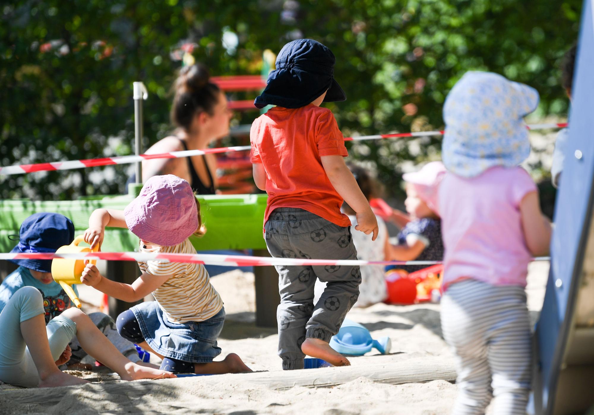 Kinder einer Krippen-Gruppe spielen auf dem Spielplatz der Kita. Dabei werden sie je nach Ort von unterschiedlich stark qualifiziertem Personal betreut. (Symbolbild)