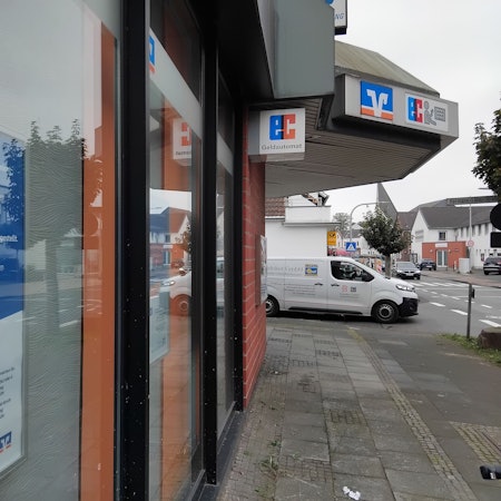 Sparkurs: Nach der Beratung wird die VR-Bank auch den SB-Service an der Kaldauer Straße dicht machen. Zusammen mit der Kreissparkasse plant man einen Pavillon am Rewe.