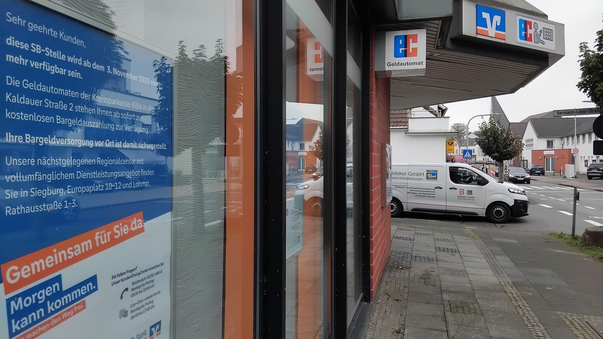 Sparkurs: Nach der Beratung wird die VR-Bank auch den SB-Service an der Kaldauer Straße dicht machen. Zusammen mit der Kreissparkasse plant man einen Pavillon am Rewe.