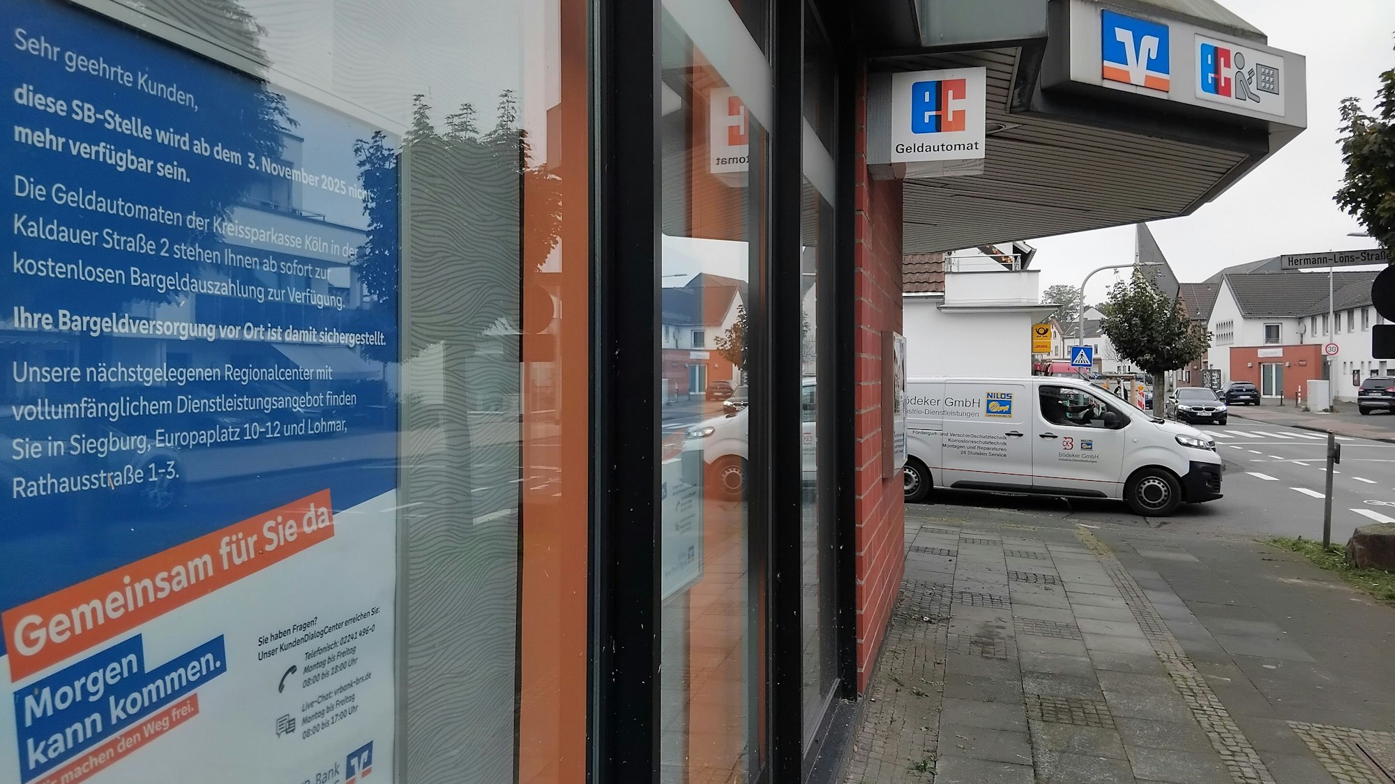 Sparkurs: Nach der Beratung wird die VR-Bank auch den SB-Service an der Kaldauer Straße dicht machen. Zusammen mit der Kreissparkasse plant man einen Pavillon am Rewe.