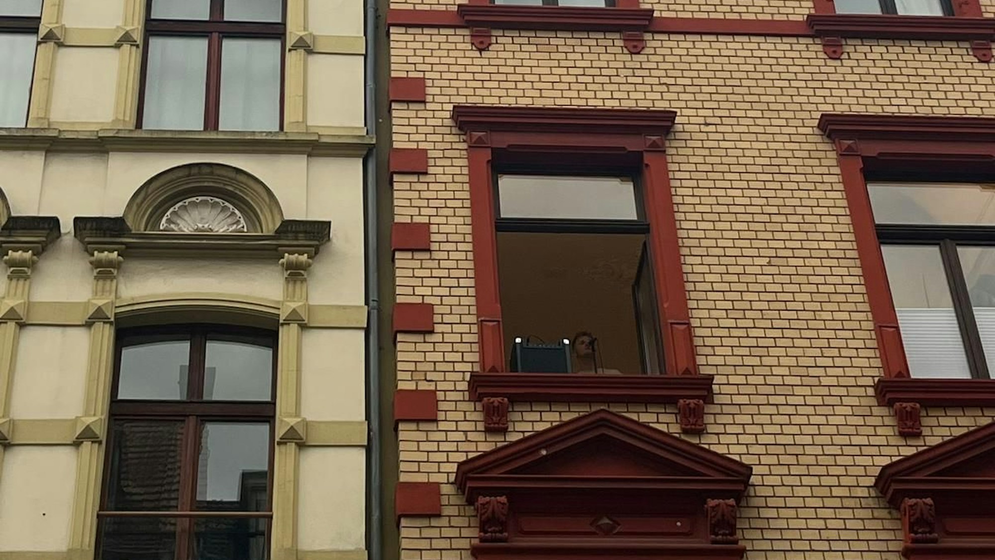 Sänger Savoy an seinem Fenster aus Sicht des Publikums.