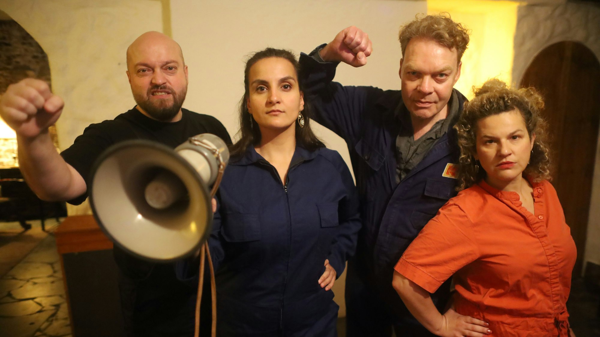 Baris Ar, Burçin Keskin, Richard Huck und Mirjam Radovic (v.l.) proben für das Musical „Baha und die wilden 70er“ über den Fordstreik von 1973.