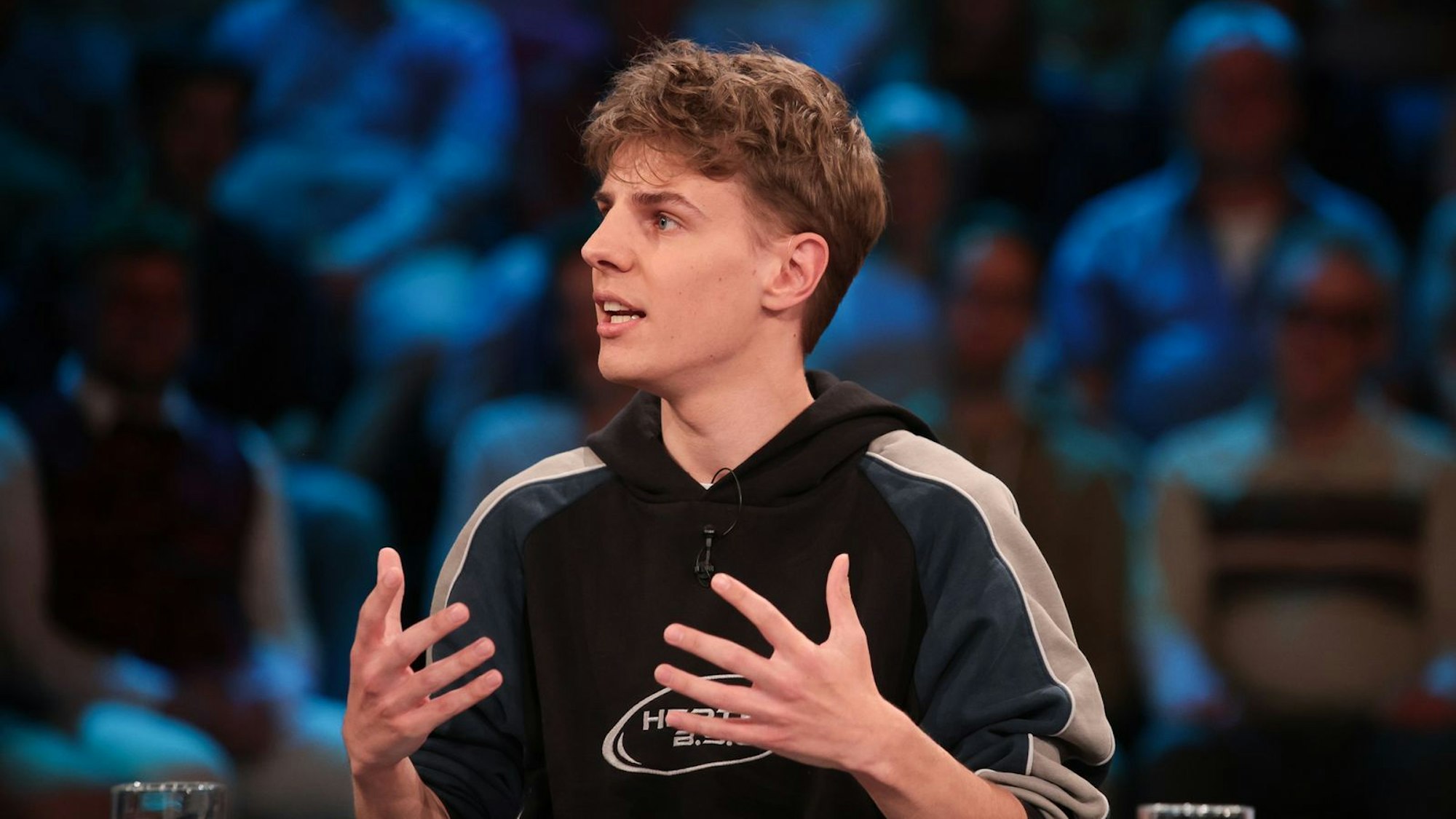 Podcaster Levi Penell forderte bei „Hart aber fair“ bewusst provokant ein „Social-Media-Verbot ab 60“. (Bild: WDR/Dirk Borm)