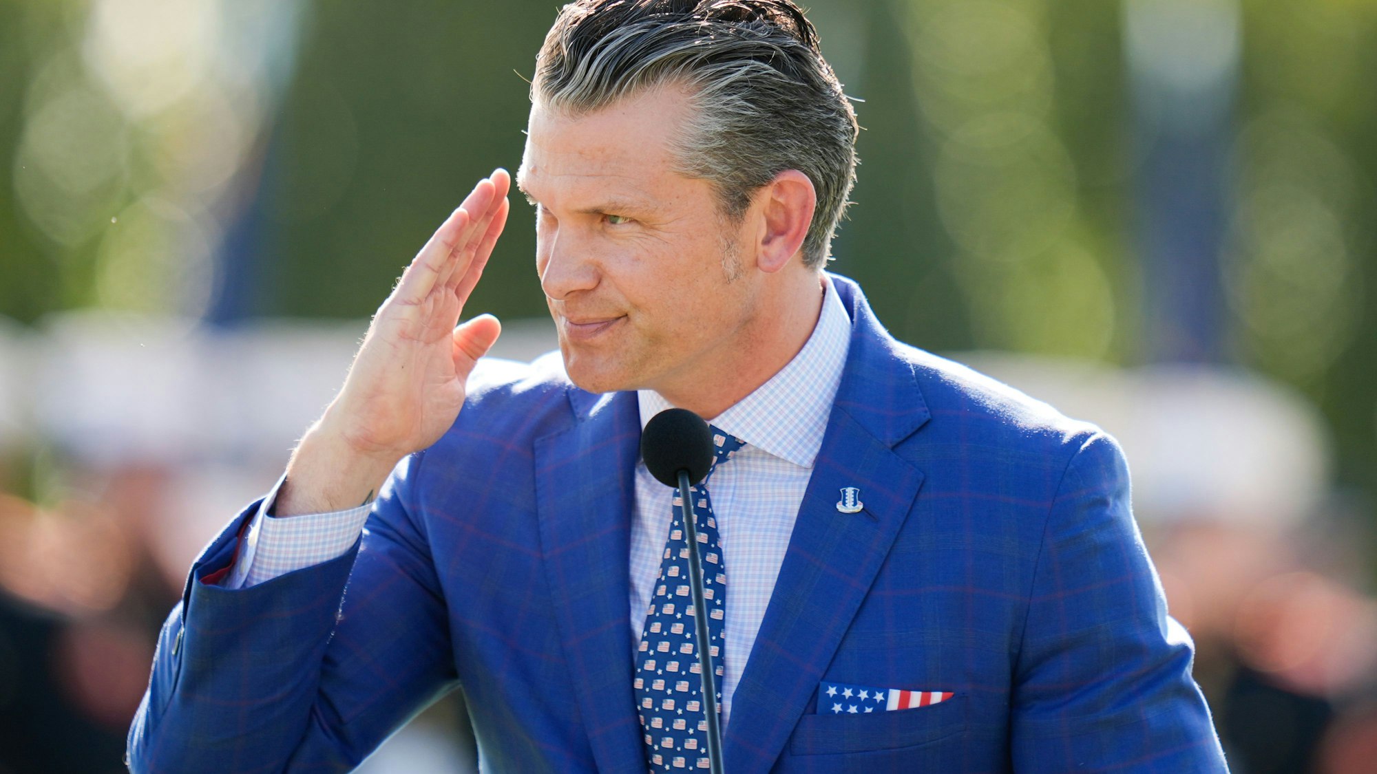 19.09.2025, USA, Washington: US-Verteidigungsminister Pete Hegseth spricht während der Zeremonie am National POW/MIA Recognition Day im Pentagon. Der National POW/MIA Recognition Day wird alljährlich in Erinnerung an Kriegsgefangene und Vermisste begangen. Foto: Julia Demaree Nikhinson/AP/dpa +++ dpa-Bildfunk +++