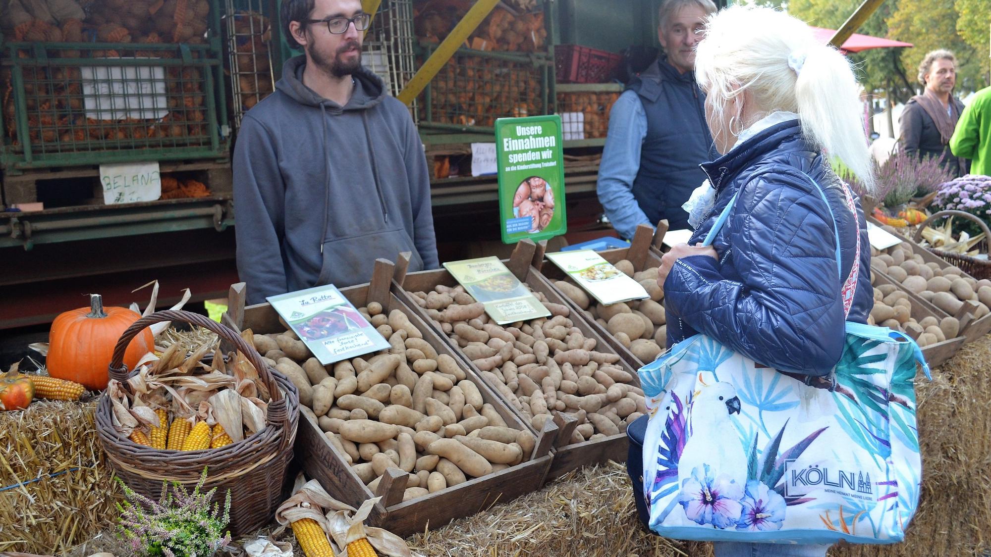 Herbstmarkt Troisdorf,
Melitta Kimmling verkaufte Edelbrände und Obstessig