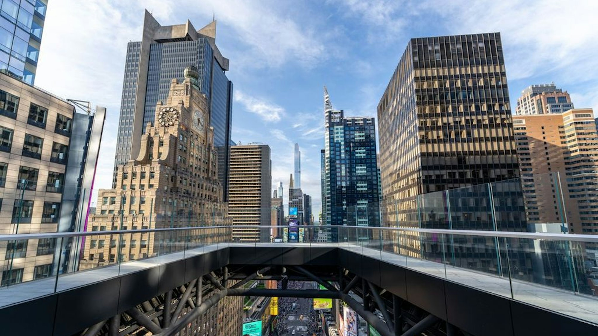 Aussichtsplattform mit Blick auf die Skyline von New York