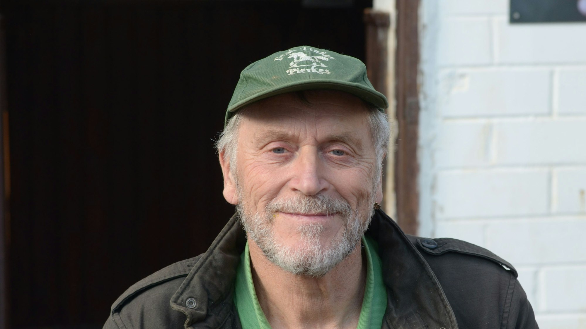 Reitstallbesitzer Dieter Pierkes aus Euskirchen hat schon in der Vergangenheit Tiere für das Kreisveterinäramt des Rhein-Sieg-Kreises aufgenommen; auch die 2021 aus einem Qualtransport befreiten Pferde aus Spanien.