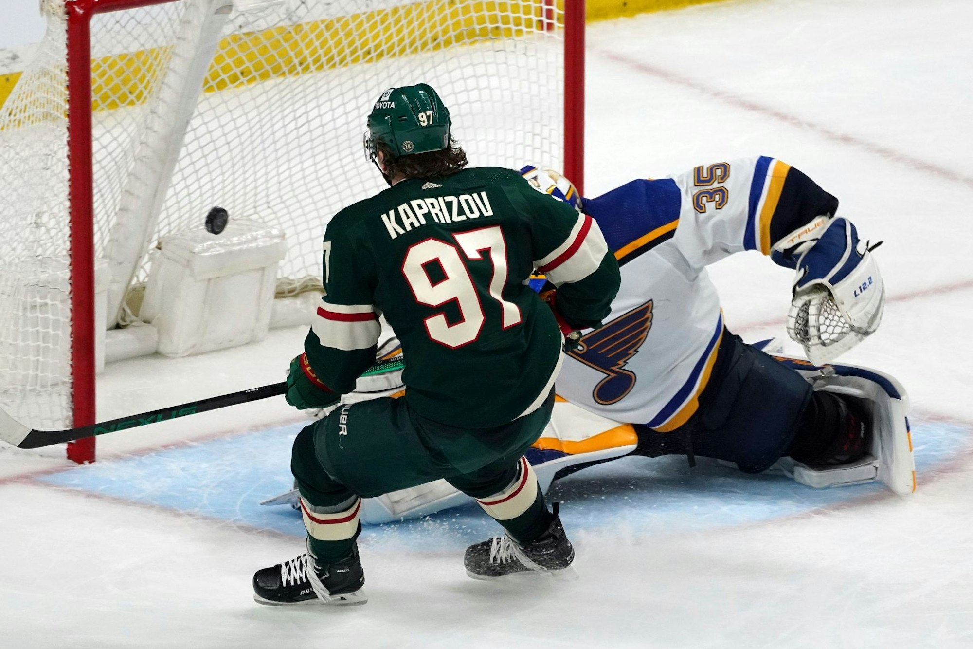 Kirill Kaprisow (l) von den Minnesota Wild hat einen Rekordvertrag in der NHL unterschrieben.