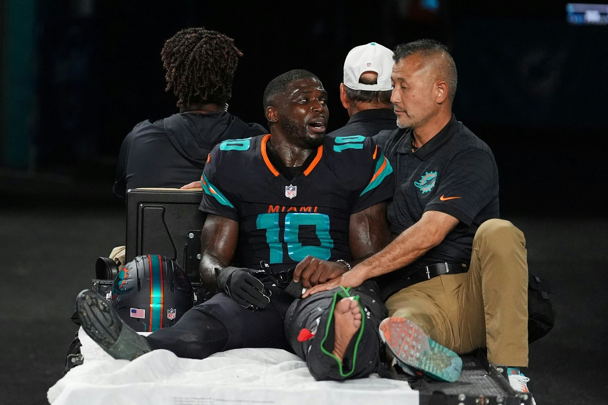 Tyreek Hill (links) musste auf einem Fahrzeug vom Platz gefahren werden.
